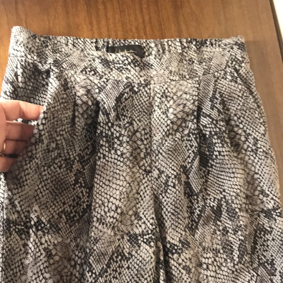 💕2/$20💕Babaton 100% Silk Snakeskin Print Pant - Picture 11 of 12